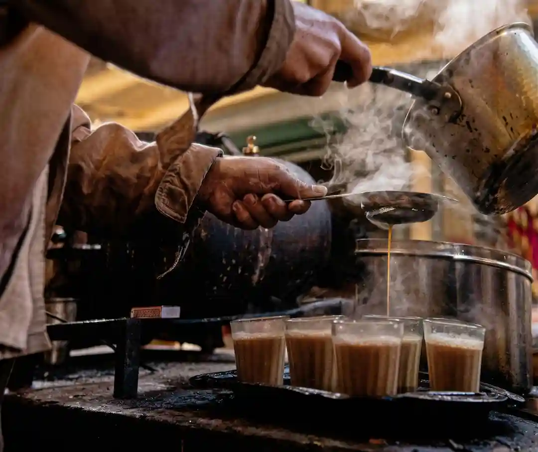 Chaiwallah preparando Masala Chai nas ruas indianas