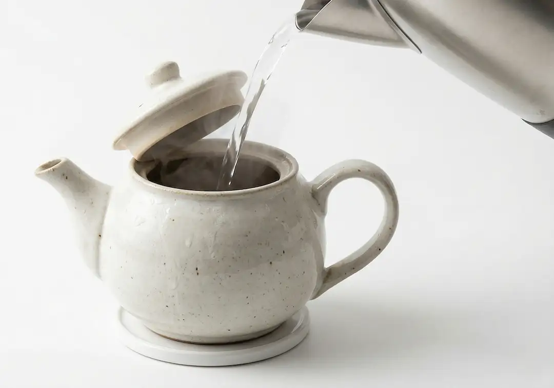 Step-by-step teapot preparation with preheating